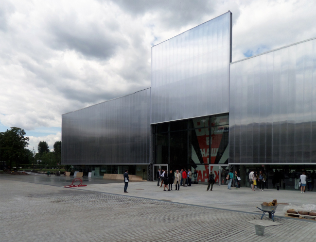 The main entrance of the museum. The elevated panel over the main entrance provides the view of the foyer and the work by Eric Bulatov.