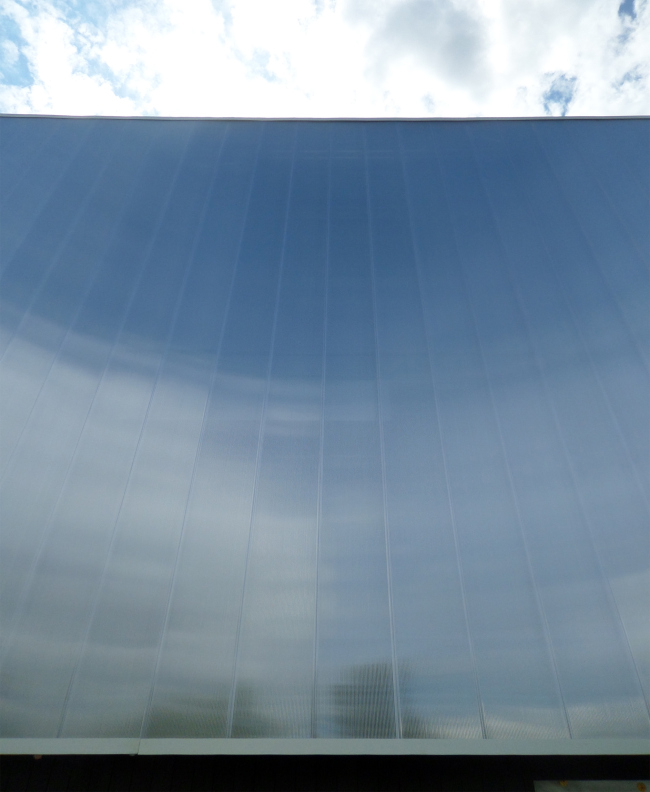 Museum facade. Reflection of the sky Photograph © Ilia Mukosey