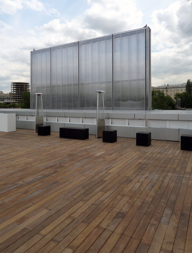 The elevated platform of the main facade from the inside, from the terrace on the roof. Photograph  Ilia Mukosey