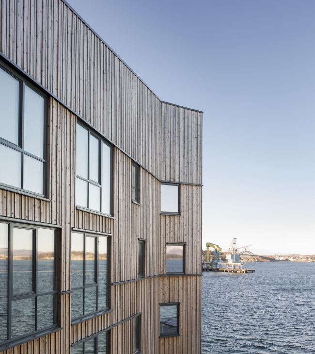 ����� �������� Waterfront � Adam Mørk