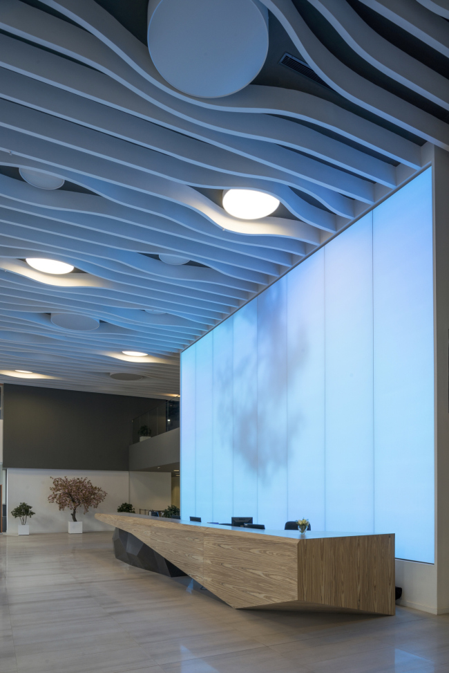 Interior of the entrance lobby of the office part of the shopping and business center "Vodny"  Atrium Architects