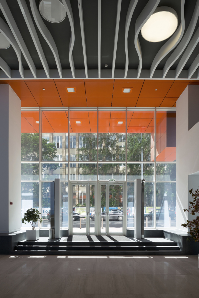 Interior of the entrance lobby of the office part of the shopping and business center "Vodny"  Atrium Architects