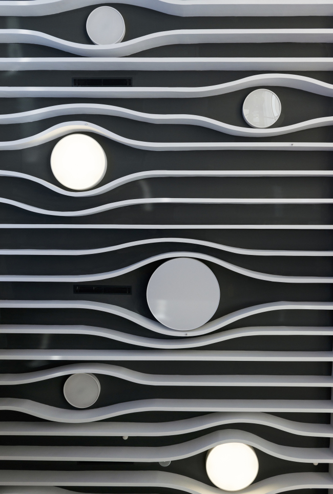 Interior of the entrance lobby of the office part of the shopping and business center "Vodny"  Atrium Architects