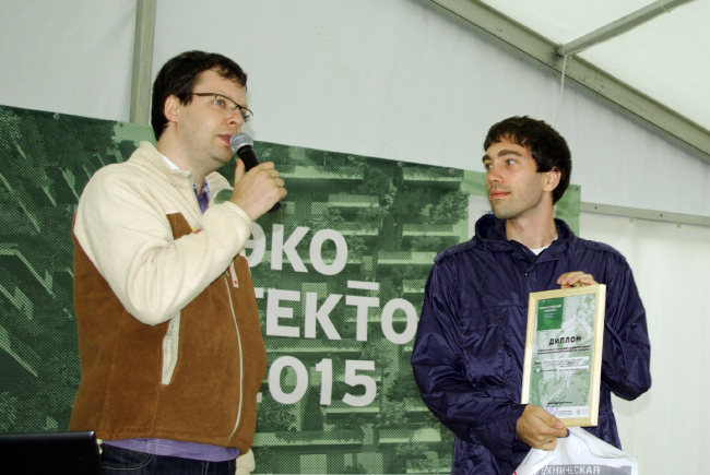 Александр Андрианов вручает дипломы победителям конкурса