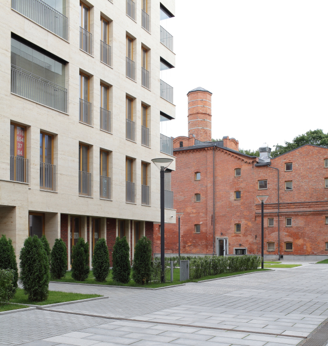 Residetial complex at the Leo Tolstoy Street. View of the yard from the direction of the brewery. Photograph © Mikhail Serebryakov, "Sergey Kiselev and Partners"