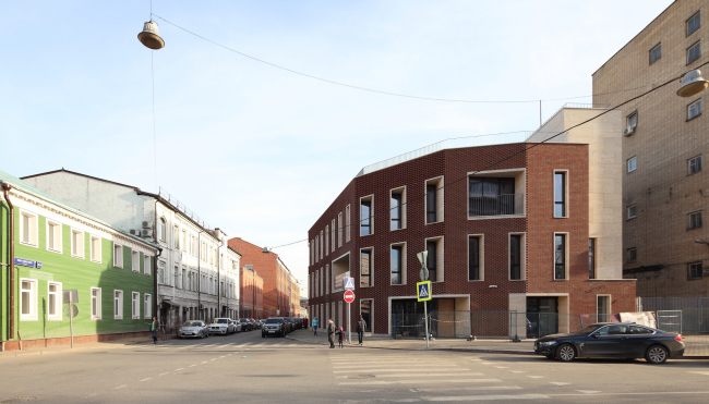 Residetial complex at the Leo Tolstoy Street. The non-residential building at the corner of Leo Tolstoy and Rosolimo streets. Photograph © Mikhail Serebryakov, "Sergey Kiselev and Partners"