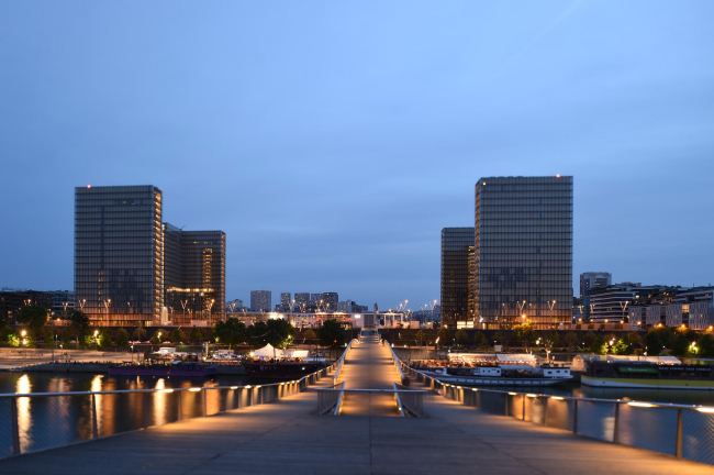 ������������ ���������� ������� � ������. 1995 � The Japan Art Association / Sankei Shimbun