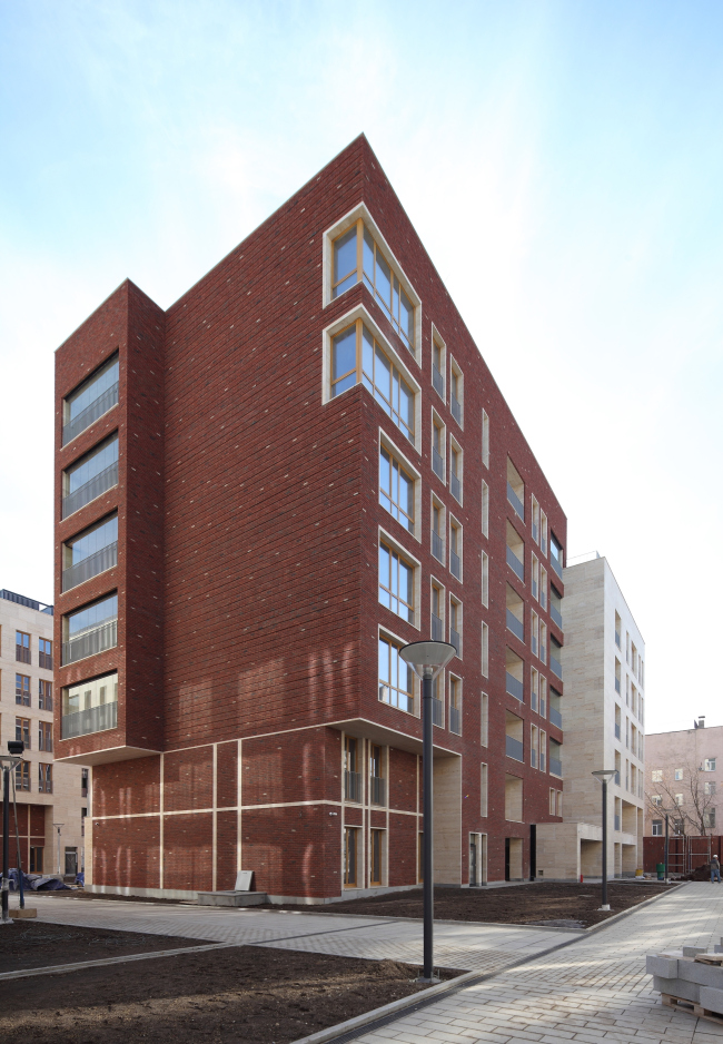 Residetial complex at the Leo Tolstoy Street. facade with indented strips. Photograph  Mikhail Serebryakov, "Sergey Kiselev and Partners"