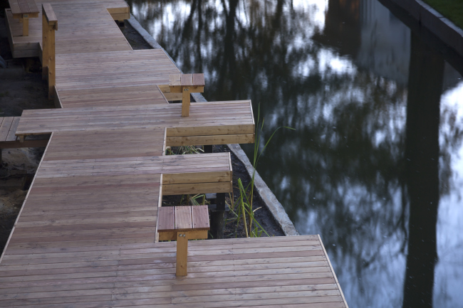 The wooden flooring along the river in the "fishing area". Urban farm at VDNKh, 1st phase. WOWhaus Bureau. Photograph  Dmitry Chebanenko