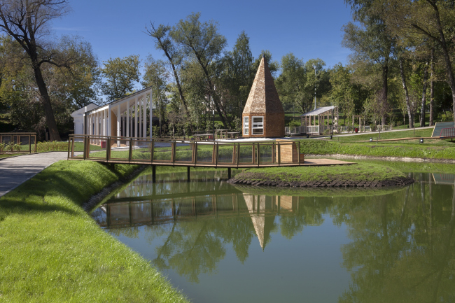 Cafe, "pencil", and awning. Urban farm at VDNKh, 1st phase. WOWhaus Bureau. Photograph  Dmitry Chebanenko