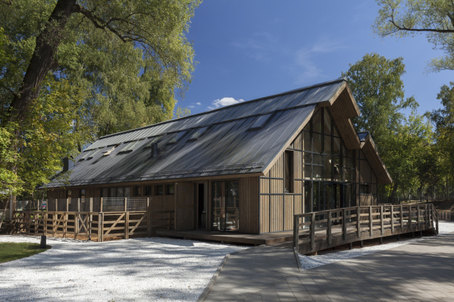 Cow-shed. Urban farm at VDNKh, 1st phase. WOWhaus Bureau. Photograph  Dmitry Chebanenko