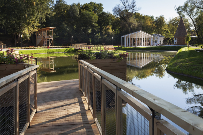 View over the creek on the cafe. Urban farm at VDNKh, 1st phase. WOWhaus Bureau. Photograph  Dmitry Chebanenko