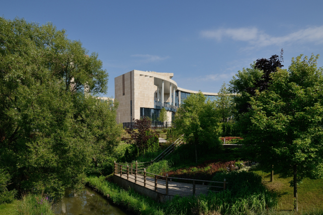 "Skolkovo-Park". On the foreground: the embankment of the Setun' River. Photo  Aleksey Naroditsky, 2015