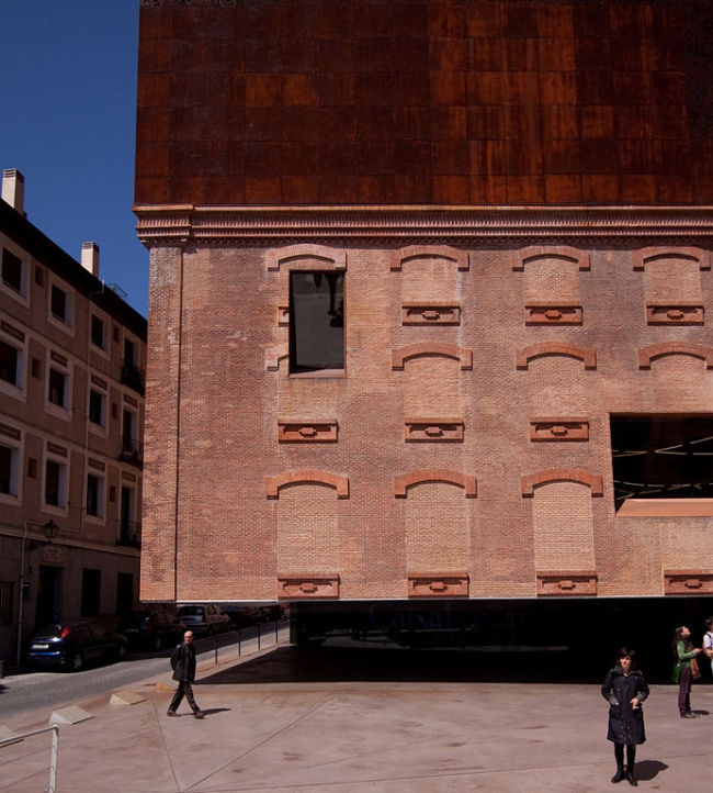  Caixa Forum. : Alexander Lütjen via Wikimedia Commons.  CC-BY-2.0