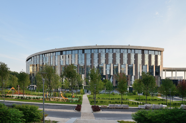 "Skolkovo-Park". The eastern facade is almost flat, the bay windows standing out only in its north part. Photo  Aleksey Naroditsky, 2015