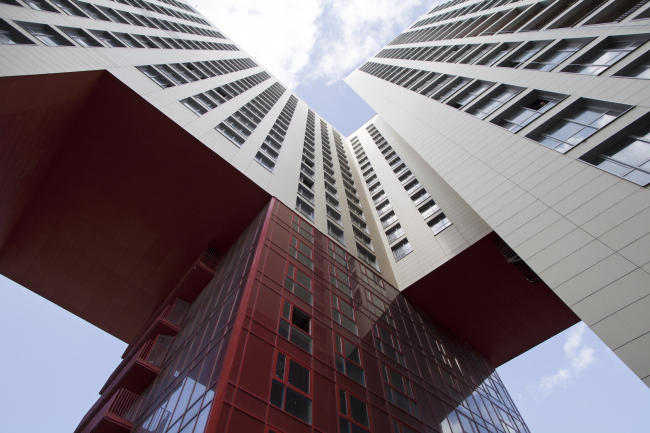 The residential complex in Odintsovo. The red arch that cuts the corner of the building; inside the arch, the same-type red residential building is placed  Ostozhenka