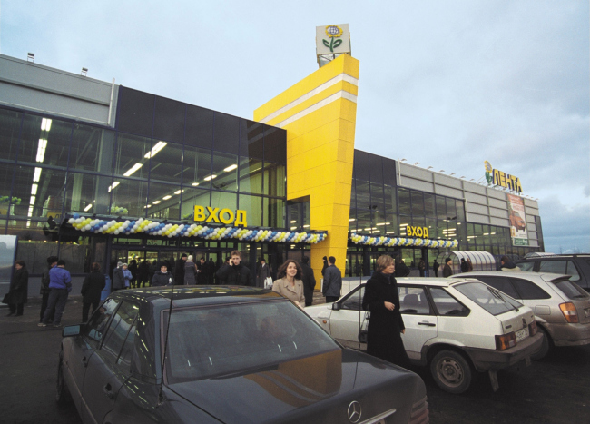 "Lenta" shopping mall at 16, Moscow Highway, Pushkinsky District, Saint Petersburg, Russia, 2005  Anatoliy Stolyarchuk architectural studio