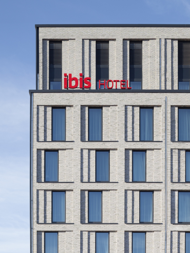 Amano and Ibis hotels next to Berlin Central Station. Photograph � Martin Tervoort