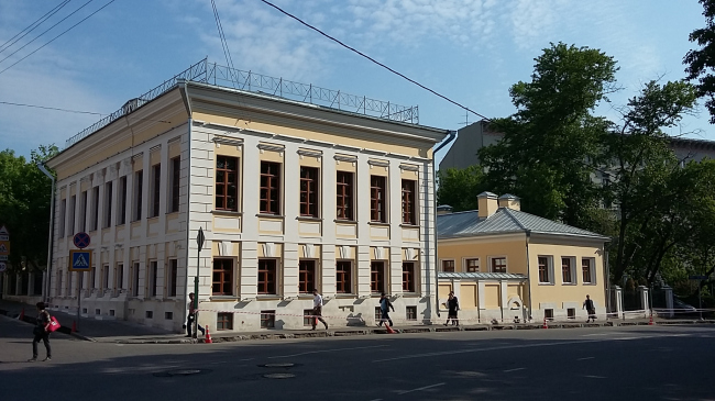 Архитектурный ансамбль городской усадьбы XVIII-XIX вв. на Воронцовом Поле. Реставрация: компания «Фаросъ». Реализация: «Реставрационная строительная компания «Деко Структур». Фотография предоставлена организаторами премии «Московская Реставрация» Архитектурный ансамбль городской усадьбы XVIII-XIX вв. на Воронцовом Поле. Реставрация: компания «Фаросъ». Реализация: «Реставрационная строительная компания «Деко Структур». Фотография предоставлена организаторами премии «Московская Реставрация»