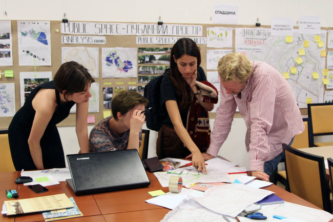 ������ ������������� ����� ������ ����� (22-30 ������� 2015 �.). http://www.lvivcenter.org/ru/summerschools/architechture-school/
������������� ��������� �����������