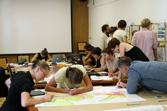 ������ ������������� ����� ������ ����� (22-30 ������� 2015 �.). http://www.lvivcenter.org/ru/summerschools/architechture-school/
������������� ��������� �����������