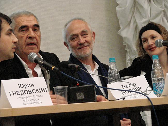 Слева направо: директор музея МАК Петер Ноевер, председатель жюри конкурса архитектор Петер Цумтор, директор Ц:СА Ирина Коробьина Слева направо: директор музея МАК Петер Ноевер, председатель жюри конкурса архитектор Петер Цумтор, директор Ц:СА Ирина Коробьина