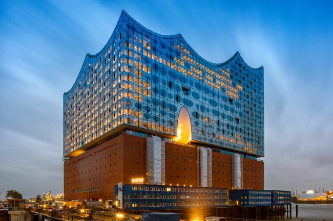 Здание Гамбургской филармонии Elbphilarmonie в процессе строительства. Фото © Thies R&#228;tzke