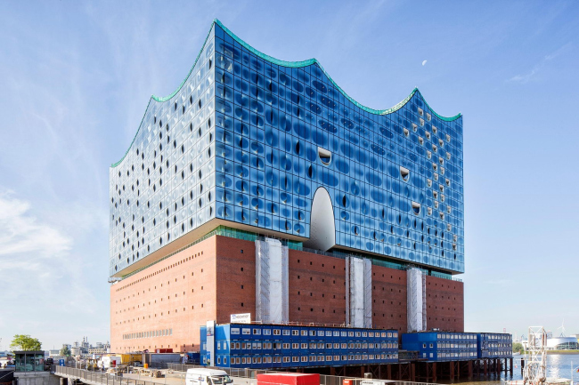 Здание Гамбургской филармонии Elbphilarmonie в процессе строительства.  Фото © Thies R&#228;tzke