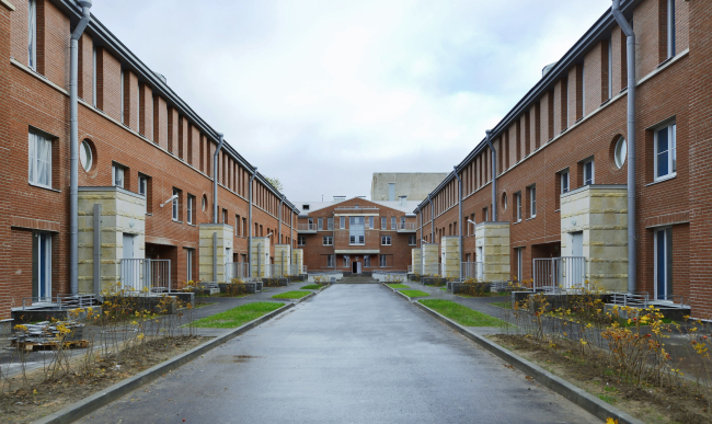 "Amazon" residential complex. Central courtyard viewed from the Zosimova Street. Construction, 2015  Studio 44