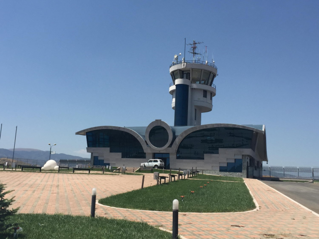 Недавно построенный аэропорт в Степанакерте, который, впрочем, пока не стал воздушными воротами Карабаха: из-за военного положения полеты там пока невозможны. Фото: Карен Хуршудян Недавно построенный аэропорт в Степанакерте, который, впрочем, пока не стал воздушными воротами Карабаха: из-за военного положения полеты там пока невозможны. Фото: Карен Хуршудян