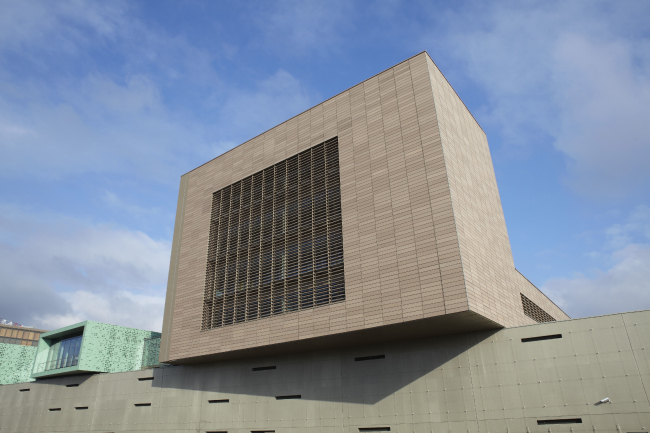 �������� Terreal �� ������� Bureaux du Crédit Agricolde
Localisation : Rennes France/ Architect : Jean Pierre Meignan Architectes/ Owner : Caisse régionale du/Crédit Agricole d�Ille-et-Vilaine/ Photographer : Christophe Doucet/ Installer / Fitter : SNPR. ����  http://www.terrealfacade.com/