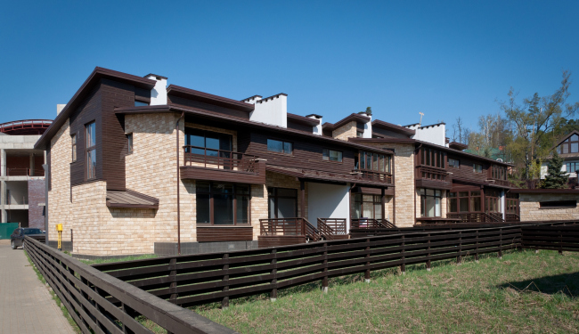Townhouses in the residential and sports complex "Novogorsk Olympic Village". Construction, 2013 � Arkhitekturium
