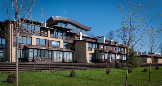 Townhouses in the residential and sports complex "Novogorsk Olympic Village". Construction, 2013 � Arkhitekturium