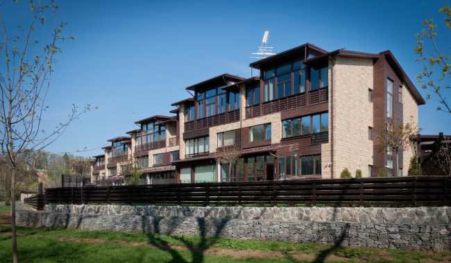 Townhouses in the residential and sports complex "Novogorsk Olympic Village". Construction, 2013 � Arkhitekturium
