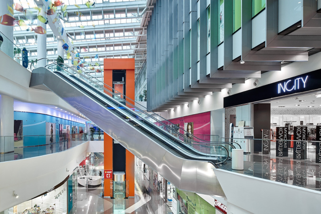 Interior of the shopping mall part of the shopping and business center "Vodny"  Atrium Architects