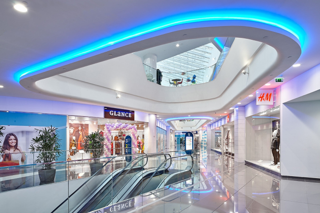 Interior of the shopping mall part of the shopping and business center "Vodny"  Atrium Architects