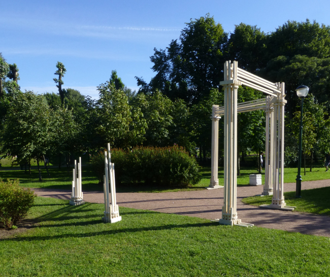 «Руина». Санкт-Петербург, фестиваль «Древолюция». Авторы: Елена Пупышева, Евгения Ларкина, Елена Авершина, Анна Борматова, Айза Курбанова, Надежда Катаева, Анастасия Охрямкина, Алена Битколова, Жанна Нугербекова, Александрина Левандовская, Светлана Скрипа. Фотография © Николай Малинин «Руина». Санкт-Петербург, фестиваль «Древолюция». Авторы: Елена Пупышева, Евгения Ларкина, Елена Авершина, Анна Борматова, Айза Курбанова, Надежда Катаева, Анастасия Охрямкина, Алена Битколова, Жанна Нугербекова, Александрина Левандовская, Светлана Скрипа. Фотография © Николай Малинин