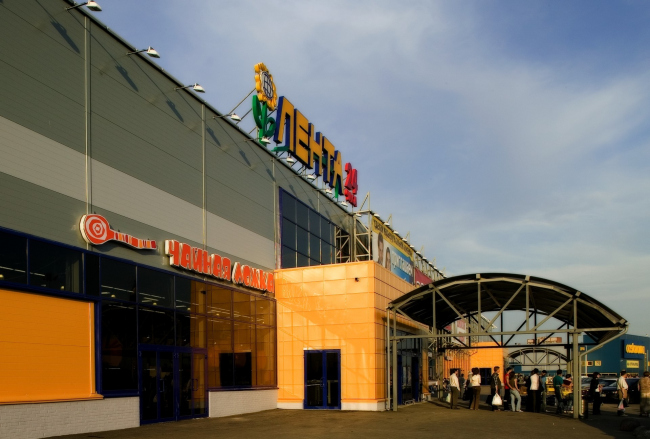 "Lenta" shopping center on the Dalnevostochny Avenue. Construction, 2009 � Anatoly Stolyarchuk architects