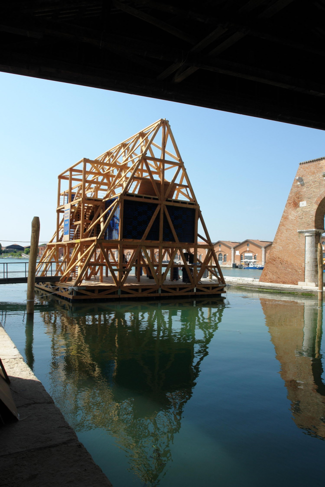 Кунле Адейеми и бюро NLÉ. Плавучая школа Макоке в венецианском Арсенале. Фото: Нина Фролова Кунле Адейеми и бюро NLÉ. Плавучая школа Макоке в венецианском Арсенале. Фото: Нина Фролова