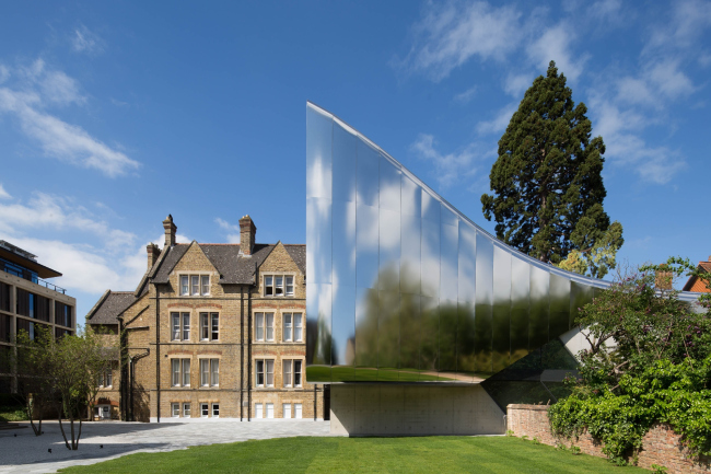   Investcorp Building  . 
Zaha Hadid Architects.   Luke Hayes