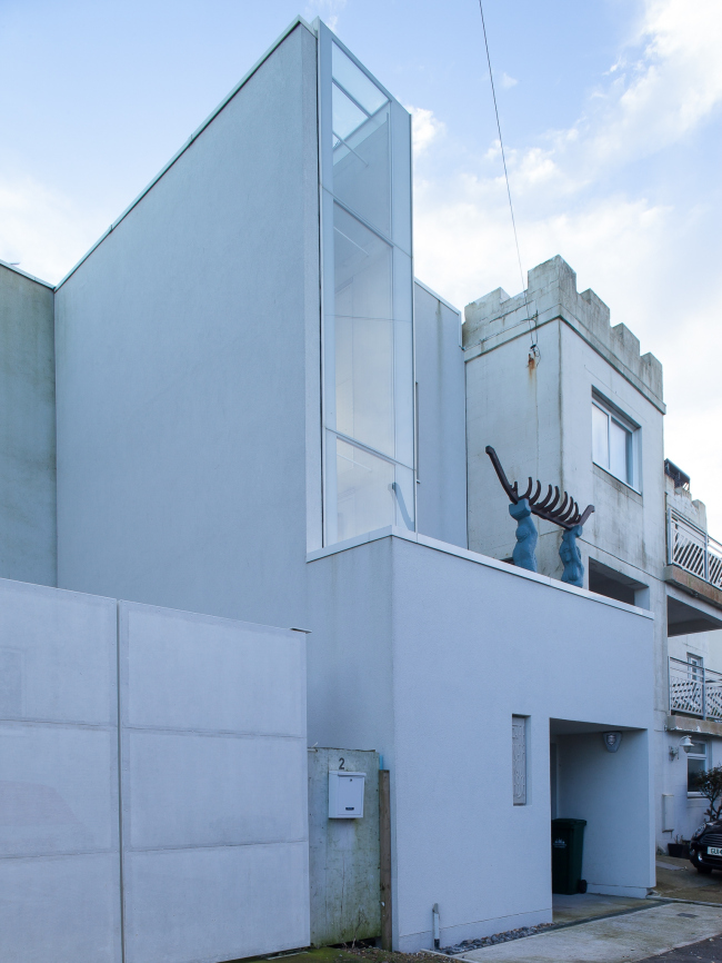 ��� The Narrow House, �������-���-���. 
Sanei Hopkins Architects. ���� � Peter Landers