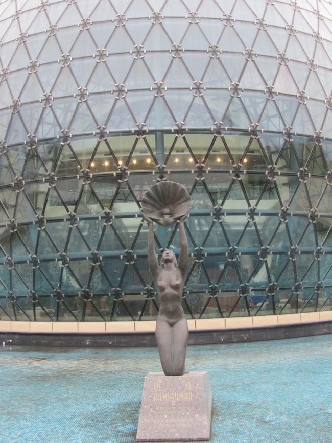 The headquarters of Baltic Pearl LTD. Sculpture in front of the winter garden. Photo  Irene Bembel