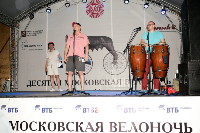 Актер Гоша Куценко и солист группы «Плюм-Бум» Алексей Карайчев приветствуют участников «Велоночи». 16-17 июля, Москва Актер Гоша Куценко и солист группы «Плюм-Бум» Алексей Карайчев приветствуют участников «Велоночи». 16-17 июля, Москва