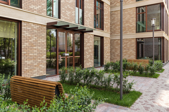 The club house in the Gorokhovsky Lane. Mini-square in front of the entrance. Construction, 2016 � ADM architects