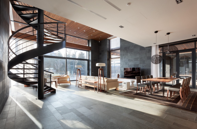 Hampton House. Country residence. Living room with a spiral staircase. Construction, 2016 � Roman Leonidov architectural bureau