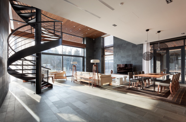 Hampton House. Country residence. Living room with a spiral staircase. Construction, 2016  Roman Leonidov architectural bureau