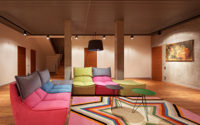 Hampton House. Country residence. Bright accents of the furniture in the living room designed in the loft style. Construction, 2016  Roman Leonidov architectural bureau