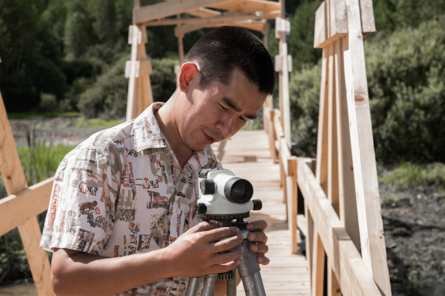 Esbergen Sabitov at the bridge in Nikola-Lenivets. 2016. Photo  Olga Grib