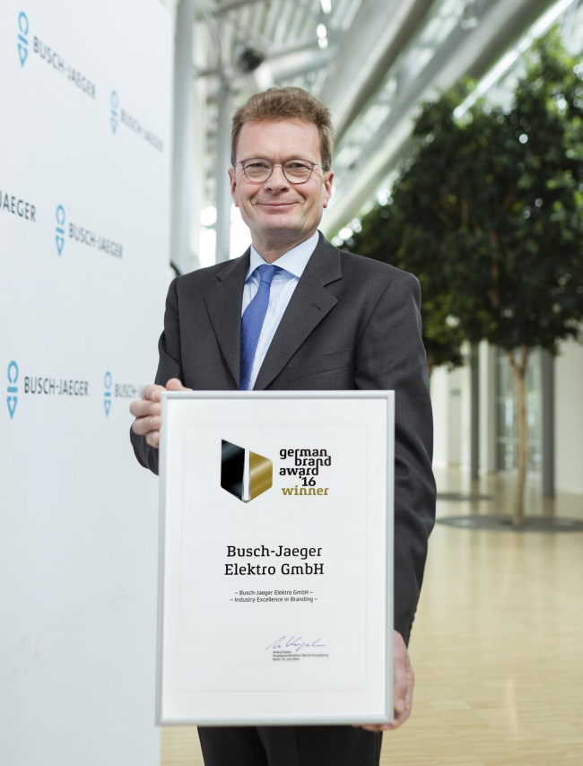 Адальберт Нейман, Председатель правления Busch-Jaeger, получает награду. Фото предоставлено компанией AББ Адальберт Нейман, Председатель правления Busch-Jaeger, получает награду. Фото предоставлено компанией AББ