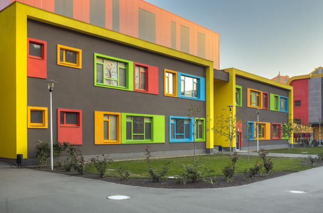 Блок начальной школы в составе учебного комплекса на территории жилого квартала «Комфорт-таун» Постройка, 2014 © Архиматика